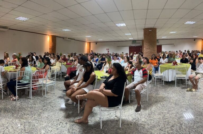 Ultreya Festiva 2025 reúne 400 cursilhistas e encerra ano com fé, amizade e solidariedade em Cachoeiro
