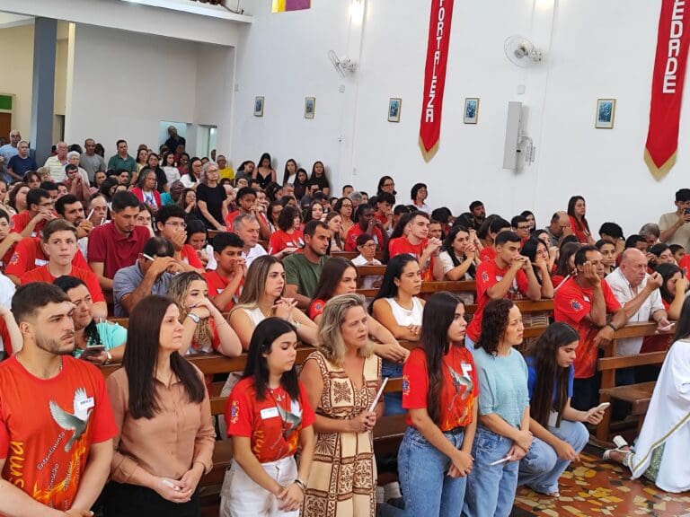 Dom Luiz Fernando ministra Crisma para 54 fiéis em Dores do Rio Preto