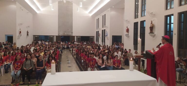 49 jovens recebem o Sacramento da Crisma em Iconha
