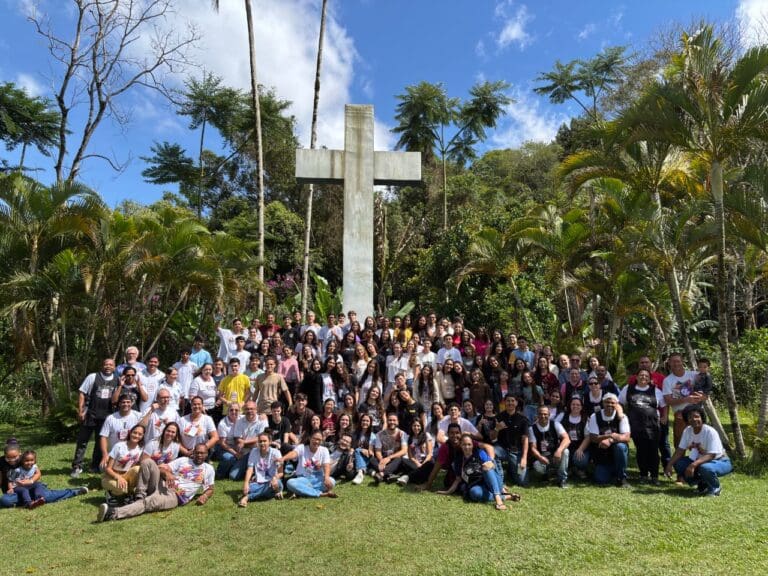 Juventude da Paróquia Sagrados Corações se reúne em retiro de fé e comunhão