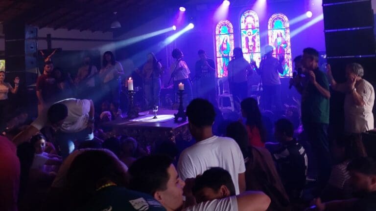 Jovens se preparam para o “Renascer da Juventude” em Marataízes