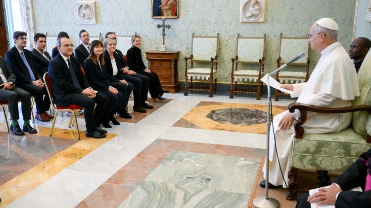 A delegação ao ouvir a saudação do Papa Leão XIV no Vaticano