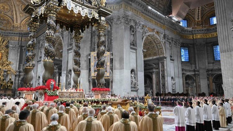 O Papa fecha a Porta Santa: é bom continuar a sermos peregrinos de esperança