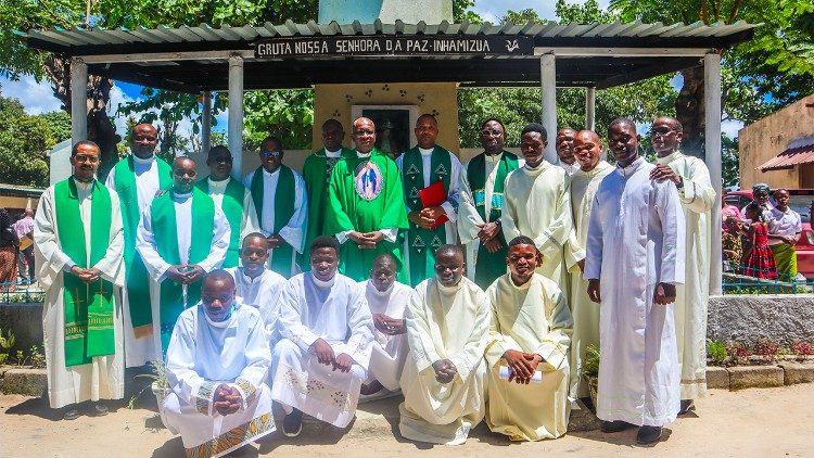 Celebrantes da Missa juntamente com os Leitores e Acólitos