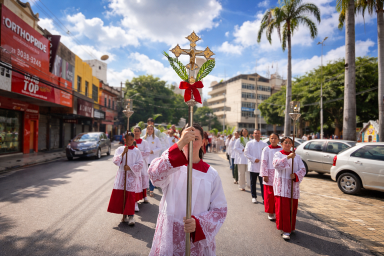 Fiéis lotam procissão de Ramos no Centro de Cachoeiro marcando início da Semana Santa
