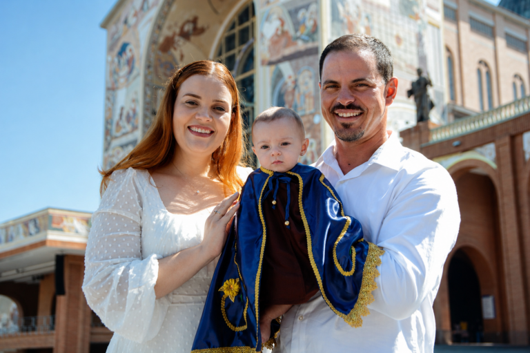 Promessa cumprida: Bebê com 1% de chance de vida supera prognóstico e é batizada em Aparecida