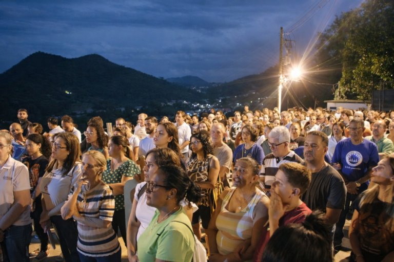 Multidão participa de Via Sacra pelas ruas de Muqui