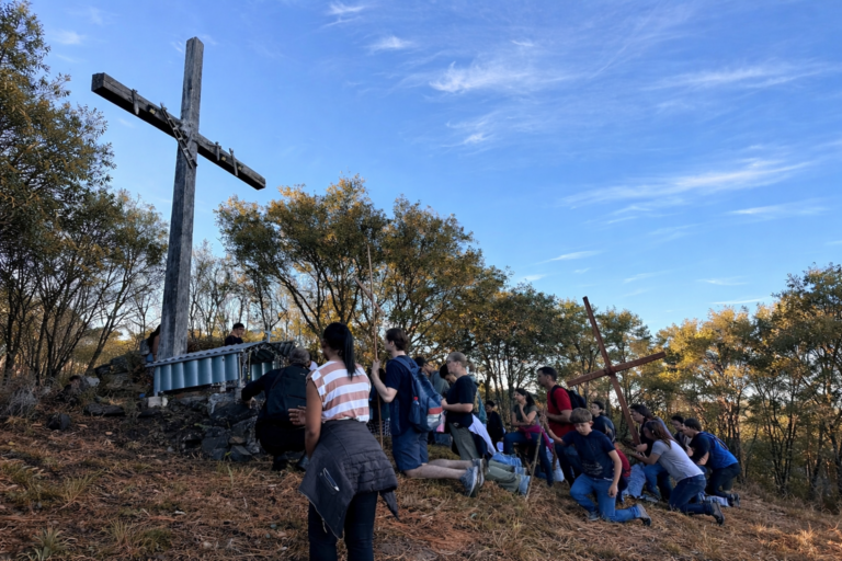 Via-Sacra da Juventude reúne mais de 200 pessoas em monte com 1.600 metros de altitude