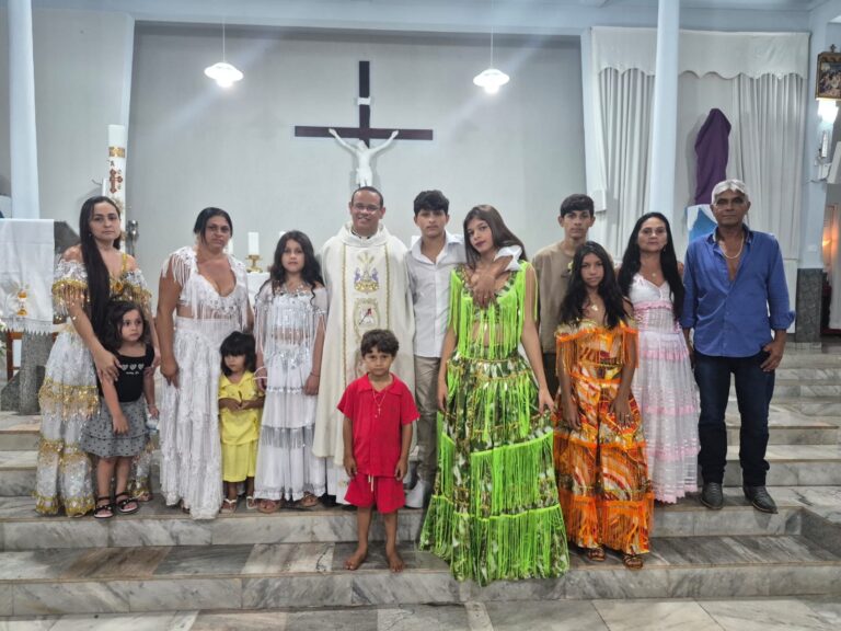 Comunidade cigana participa da Quaresma e celebra o Sacramento do batismo de dois jovens em Celina