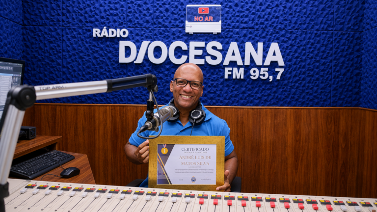 Locutor André Luiz recebe prêmio de destaque do ano em Cachoeiro