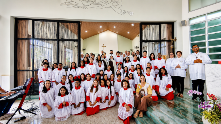 Coroinhas de Cachoeiro vivenciam manhã de fé em visita ao Carmelo São José